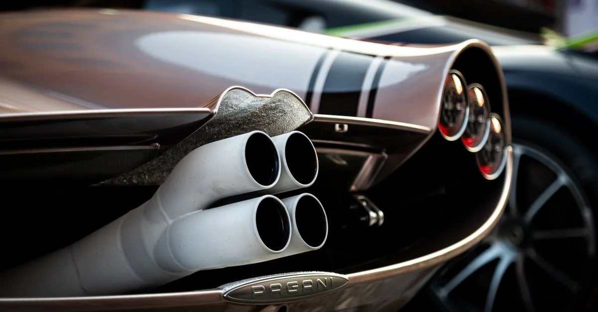 Vue détaillée des tuyaux d'échappement de la hypercar Pagani lors d'une exposition automobile.