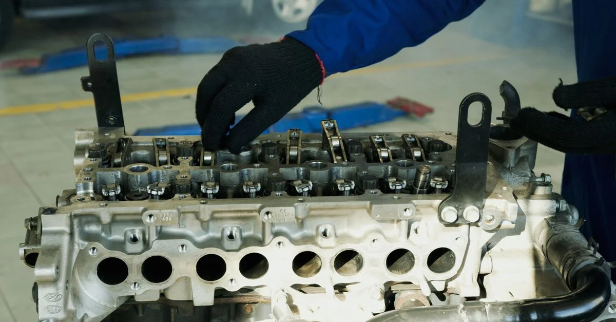 Gros plan sur un mécanicien inspectant un moteur pour l'entretien et la réparation dans un atelier.