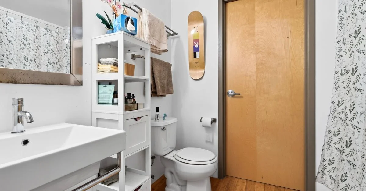 Un intérieur de salle de bain élégant et organisé dans un appartement à Boston avec des installations contemporaines.